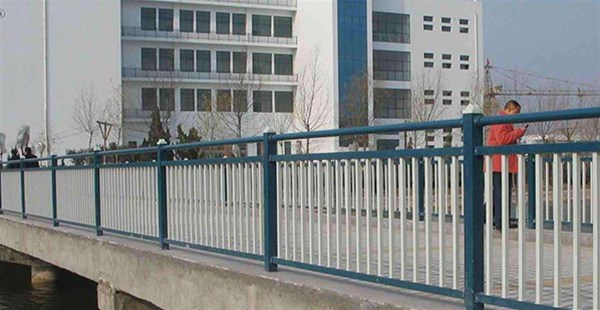 市政中道路護欄在設(shè)計時，有何要求呢？