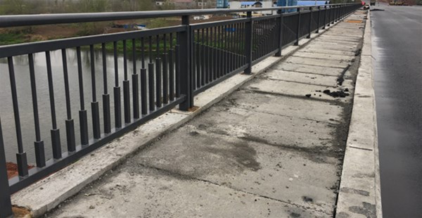 在設(shè)計道路護欄時，有哪些注意事項