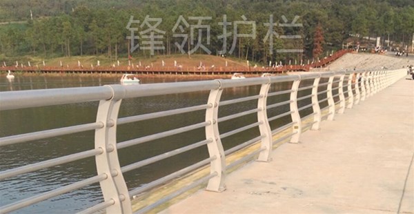 冬季到了該如何養(yǎng)護(hù)橋梁護(hù)欄的？