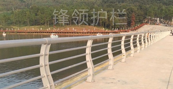 河南河道護(hù)欄廠(chǎng)家，我們?cè)撛趺催x擇呢？