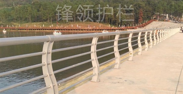 河道防撞護(hù)欄的性能評(píng)判準(zhǔn)則是什么？